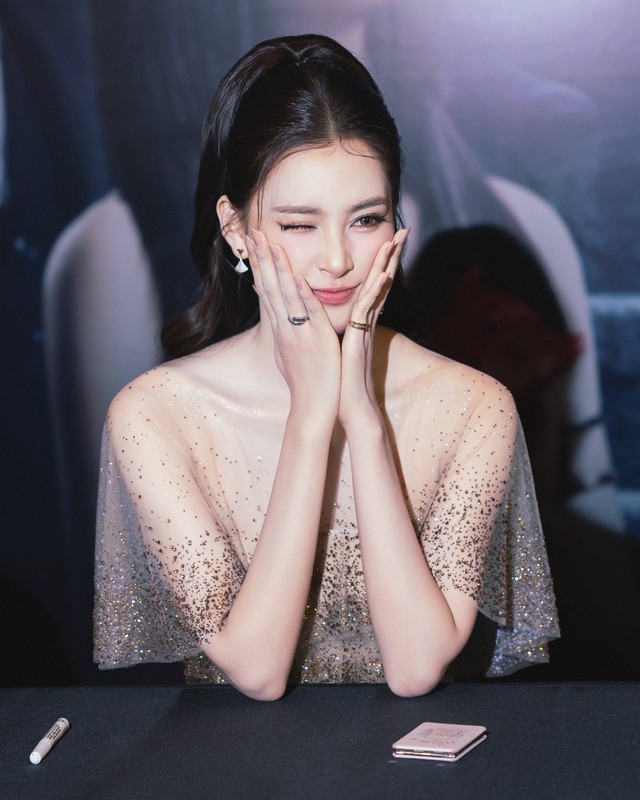 Trần Tiểu Vy phản ứng bất ngờ trước c&acirc;u hỏi ' b&igrave;nh hoa di động ' trong sự nghiệp điện ảnh - Ảnh 3.
