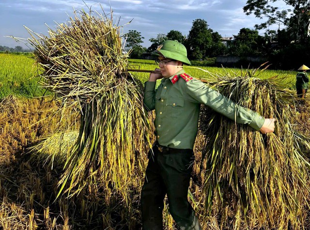 C&ocirc;ng an Thanh H&oacute;a gi&uacute;p d&acirc;n gặt l&uacute;a &lsquo;chạy đua&rsquo; với thời tiết - Ảnh 4.