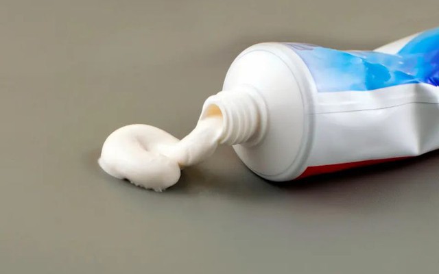 Kính nhà tắm đục mờ bỗng chốc sáng choang nhờ mẹo tẩy cặn nước siêu tốc này - Ảnh 4. Kính nhà tắm đục mờ bỗng chốc sáng choang nhờ mẹo tẩy cặn nước siêu tốc này - Ảnh 4.