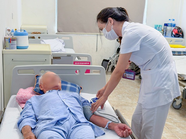 Li&ecirc;n tiếp thay van động mạch chủ qua da cứu hai bệnh nh&acirc;n lớn tuổi suy tim nặng - Ảnh 2.