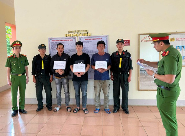 Triệt ph&aacute; đường d&acirc;y l&agrave;m giả giấy tờ xuy&ecirc;n quốc gia, thu gần 10.000 t&agrave;i liệu giả - Ảnh 1.