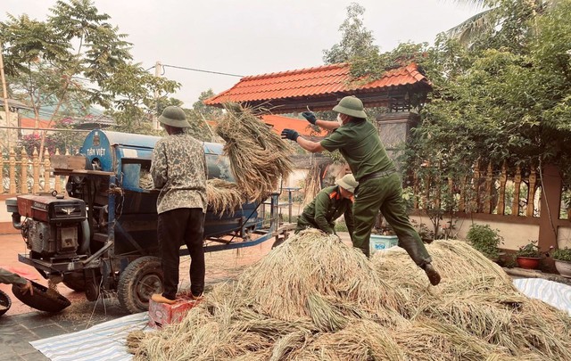 C&ocirc;ng an Thanh H&oacute;a gi&uacute;p d&acirc;n gặt l&uacute;a &lsquo;chạy đua&rsquo; với thời tiết - Ảnh 3.