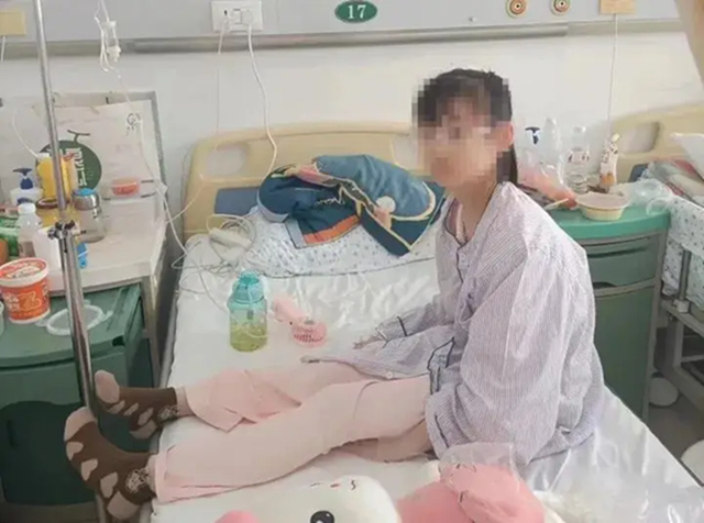B&eacute; g&aacute;i 12 tuổi thủng ruột v&igrave; mắc sai lầm n&agrave;y khi uống nước: Cảnh b&aacute;o th&oacute;i quen nguy hiểm - Ảnh 1.