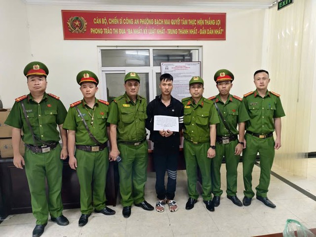 Cảnh sát Hà Nội khống chế đối tượng cướp tiệm vàng trên phố Vọng - Ảnh 1. Cảnh sát Hà Nội khống chế đối tượng cướp tiệm vàng trên phố Vọng - Ảnh 1.
