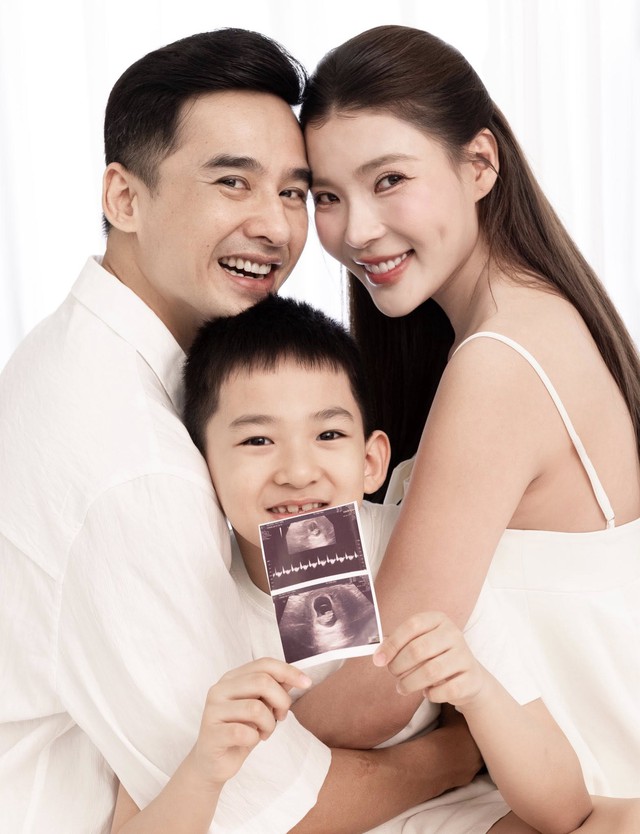 Th&uacute;y diễm v&agrave; Lương Thế Th&agrave;nh ch&agrave;o đ&oacute;n con thứ hai kỷ niệm 10 năm h&ocirc;n nh&acirc;n - Ảnh 1.