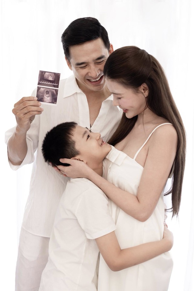 Th&uacute;y diễm v&agrave; Lương Thế Th&agrave;nh ch&agrave;o đ&oacute;n con thứ hai kỷ niệm 10 năm h&ocirc;n nh&acirc;n - Ảnh 2.