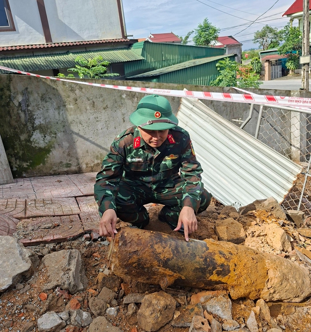 Ph&aacute;t hiện quả bom 'khủng' trong vườn nh&agrave; - Ảnh 1.