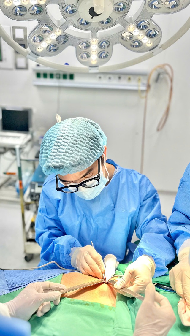 Tiêm filler ở tai 3 năm trước, cô gái trẻ gặp biến chứng viêm nhiễm nguy hiểm - Ảnh 2. Tiêm filler ở tai 3 năm trước, cô gái trẻ gặp biến chứng viêm nhiễm nguy hiểm - Ảnh 2.