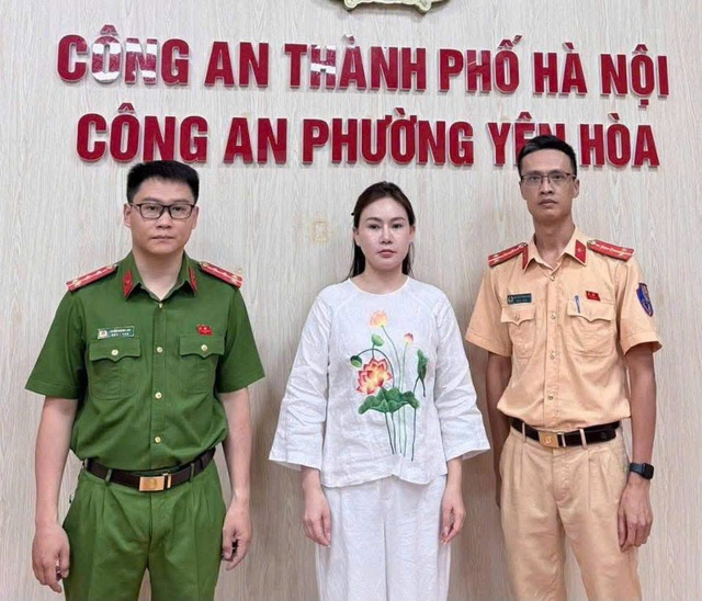 Hà Nội: Người phụ nữ chửi bới tài xế ô tô sau va chạm giao thông gây phẫn nộ - Ảnh 1. Hà Nội: Người phụ nữ chửi bới tài xế ô tô sau va chạm giao thông gây phẫn nộ - Ảnh 1.