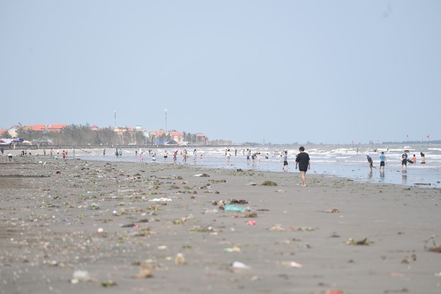 Hai số phận tr&aacute;i ngược của du lịch biển Ninh B&igrave;nh năm 2026 - Ảnh 11.