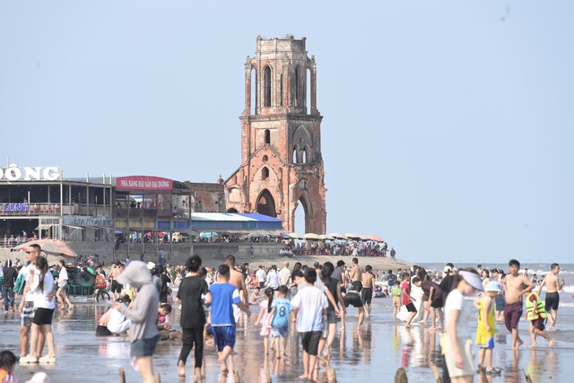 Hai số phận tr&aacute;i ngược của du lịch biển Ninh B&igrave;nh năm 2026 - Ảnh 5.