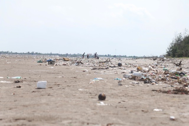 Hai số phận tr&aacute;i ngược của du lịch biển Ninh B&igrave;nh năm 2026 - Ảnh 10.