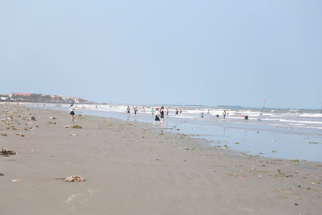 Hai số phận tr&aacute;i ngược của du lịch biển Ninh B&igrave;nh năm 2026 - Ảnh 7.