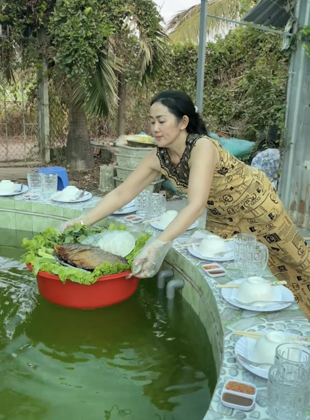 Độc đáo cách đãi khách ăn giỗ bằng băng chuyền nước miền Tây , thu hút 15 triệu lượt xem - Ảnh 1. Độc đáo cách đãi khách ăn giỗ bằng băng chuyền nước miền Tây , thu hút 15 triệu lượt xem - Ảnh 1.