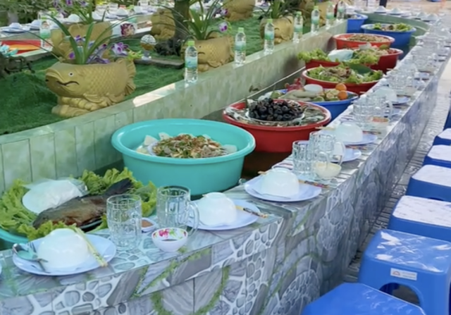 Độc đáo cách đãi khách ăn giỗ bằng băng chuyền nước miền Tây , thu hút 15 triệu lượt xem - Ảnh 3. Độc đáo cách đãi khách ăn giỗ bằng băng chuyền nước miền Tây , thu hút 15 triệu lượt xem - Ảnh 3.