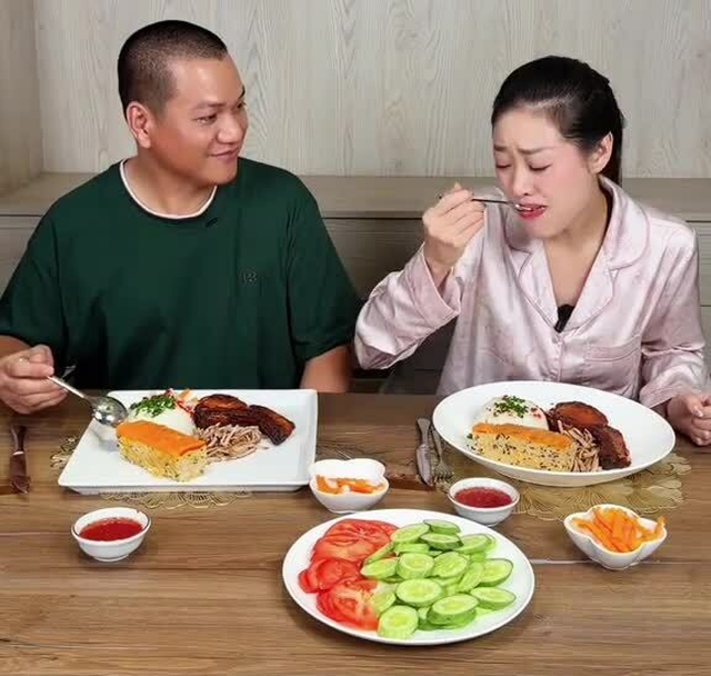 Chồng Hoa hậu Kh&aacute;nh V&acirc;n nấu ăn chiều vợ , từ b&uacute;n b&ograve; đến m&oacute;n cầu kỳ - Ảnh 2.