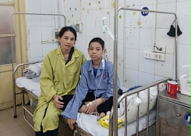 MS 1085: Xót xa trước nỗi tuyệt vọng của cậu bé 15 tuổi mắc ung thư ở Thanh Hóa - Ảnh 3. MS 1085: Xót xa trước nỗi tuyệt vọng của cậu bé 15 tuổi mắc ung thư ở Thanh Hóa - Ảnh 3.