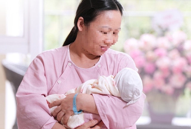 Tưởng mất cơ hội l&agrave;m mẹ, người phụ nữ U50 bất ngờ mang thai sau 18 năm v&ocirc; sinh - Ảnh 1.