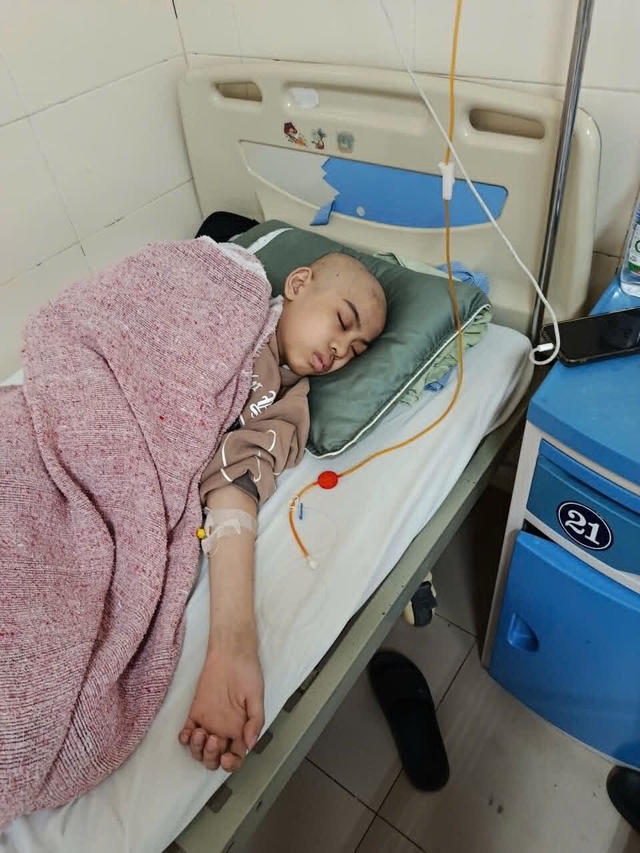 MS 1085: Xót xa trước nỗi tuyệt vọng của cậu bé 15 tuổi mắc ung thư ở Thanh Hóa - Ảnh 2. MS 1085: Xót xa trước nỗi tuyệt vọng của cậu bé 15 tuổi mắc ung thư ở Thanh Hóa - Ảnh 2.