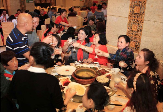 Họp lớp sau 20 năm, tôi không còn ghen tỵ với bạn bè giàu có vì 3 sự thật cay đắng - Ảnh 1. Họp lớp sau 20 năm, tôi không còn ghen tỵ với bạn bè giàu có vì 3 sự thật cay đắng - Ảnh 1.