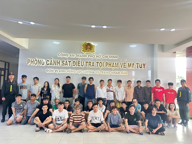 Ca sĩ Long Nhật bị bắt v&igrave; li&ecirc;n quan đến ma t&uacute;y - Ảnh 3.