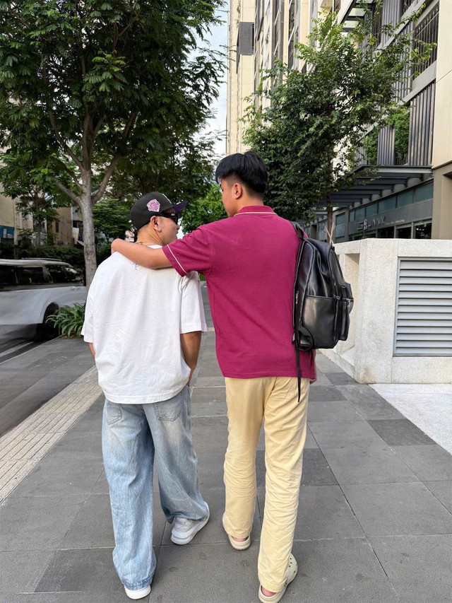 Chiều cao vượt trội khi đứng b&ecirc;n cạnh bố dương - Ưng Ho&agrave;ng Ph&uacute;c của con trai si&ecirc;u mẫu Kim Cương - Ảnh 2.