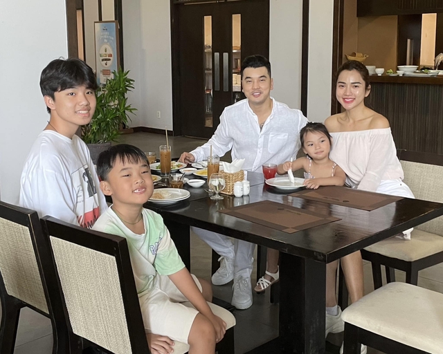 Chiều cao vượt trội khi đứng b&ecirc;n cạnh bố dương - Ưng Ho&agrave;ng Ph&uacute;c của con trai si&ecirc;u mẫu Kim Cương - Ảnh 3.