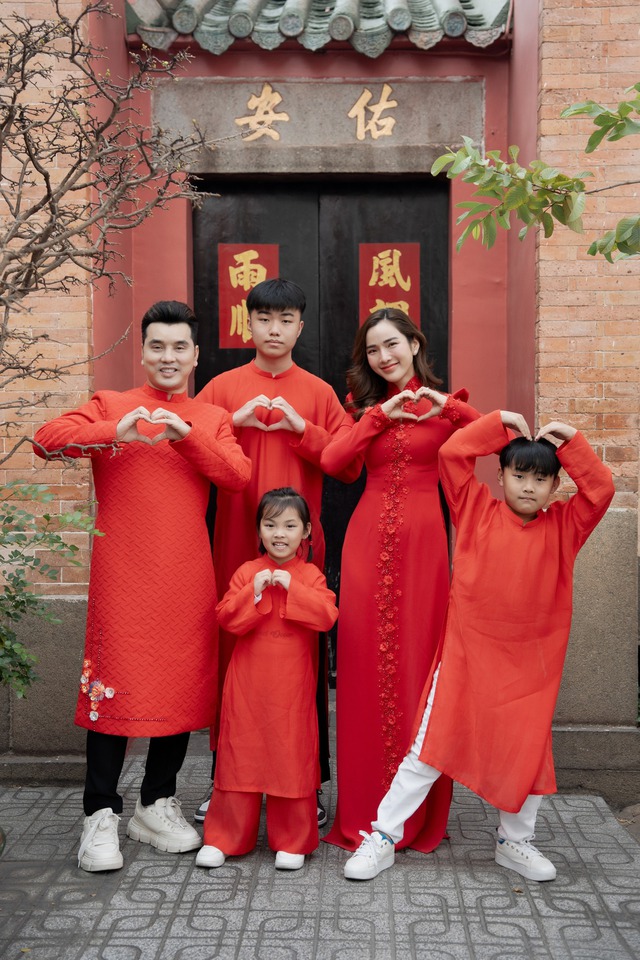 Chiều cao vượt trội khi đứng b&ecirc;n cạnh bố dương - Ưng Ho&agrave;ng Ph&uacute;c của con trai si&ecirc;u mẫu Kim Cương - Ảnh 5.