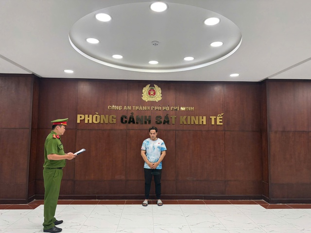 Ph&aacute;t hiện cửa h&agrave;ng b&aacute;n hơn 1.400 sản phẩm gi&agrave;y d&eacute;p giả nh&atilde;n hiệu &ldquo;Nike&rdquo;, &ldquo;Adidas&rdquo;, "New Balance" v&agrave; "Onitsuka Tiger" - Ảnh 1.