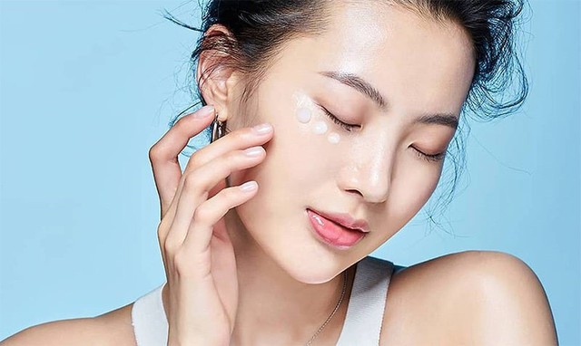 "Cứu nguy" cho lớp trang điểm ng&agrave;y h&egrave;: B&iacute; quyết kiềm dầu, l&acirc;u tr&ocirc;i, da mặt kh&ocirc;ng bị mốc - Ảnh 2.
