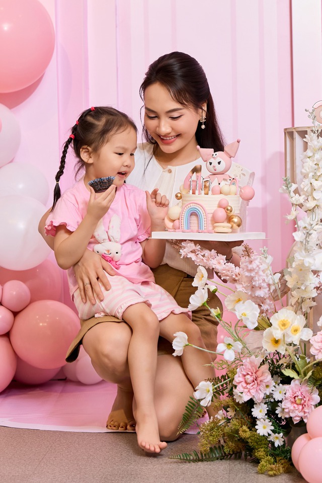 Con gái 5 tuổi của Bảo Thanh tạo dáng đáng yêu bên mẹ - Ảnh 7. Con gái 5 tuổi của Bảo Thanh tạo dáng đáng yêu bên mẹ - Ảnh 7.