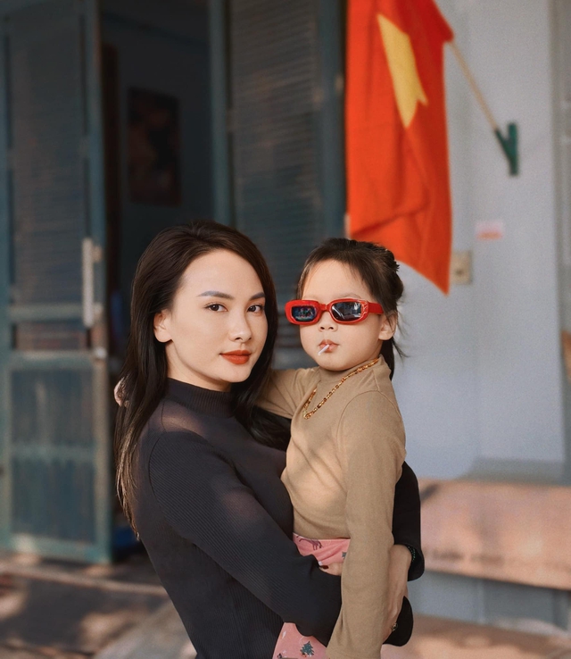 Con gái 5 tuổi của Bảo Thanh tạo dáng đáng yêu bên mẹ - Ảnh 9. Con gái 5 tuổi của Bảo Thanh tạo dáng đáng yêu bên mẹ - Ảnh 9.
