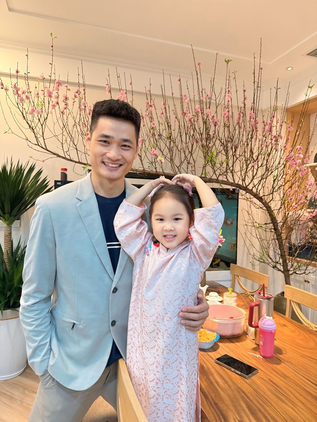 Con gái 5 tuổi của Bảo Thanh tạo dáng đáng yêu bên mẹ - Ảnh 4. Con gái 5 tuổi của Bảo Thanh tạo dáng đáng yêu bên mẹ - Ảnh 4.