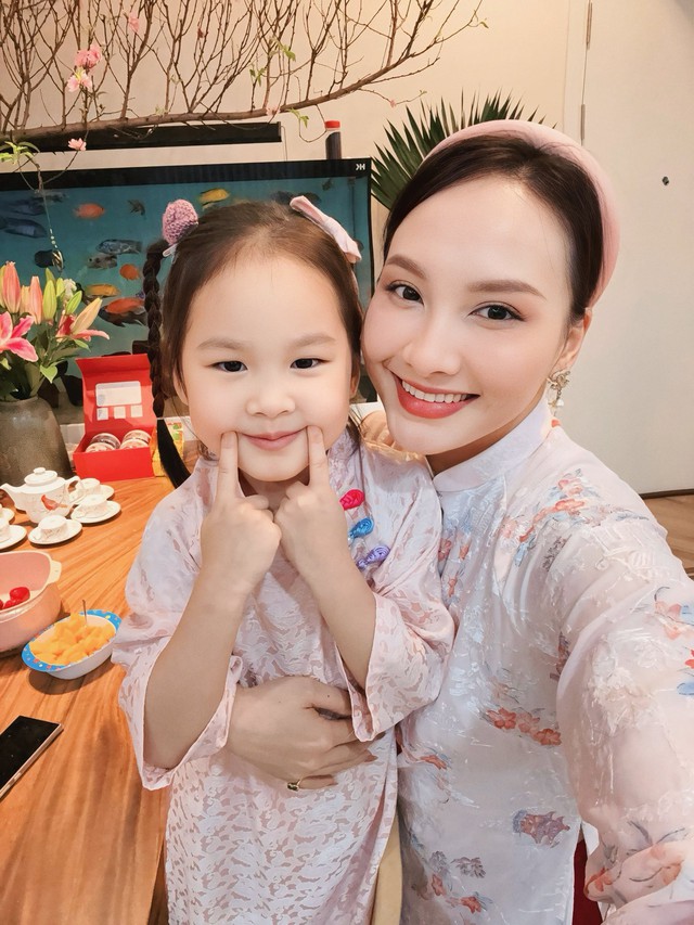 Con gái 5 tuổi của Bảo Thanh tạo dáng đáng yêu bên mẹ - Ảnh 5. Con gái 5 tuổi của Bảo Thanh tạo dáng đáng yêu bên mẹ - Ảnh 5.
