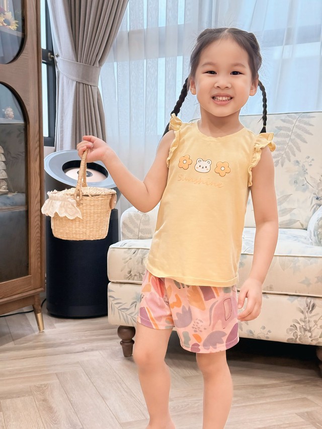 Con gái 5 tuổi của Bảo Thanh tạo dáng đáng yêu bên mẹ - Ảnh 6. Con gái 5 tuổi của Bảo Thanh tạo dáng đáng yêu bên mẹ - Ảnh 6.