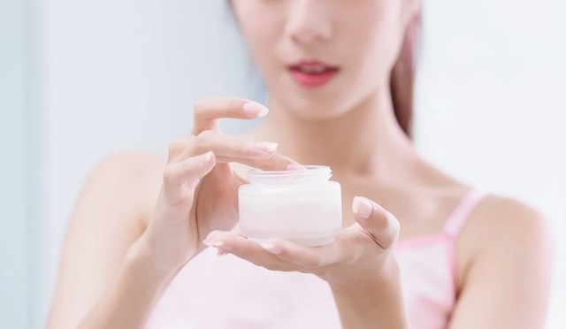 Nằm l&ograve;ng 7 lợi &iacute;ch n&agrave;y của kem dưỡng ẩm để nu&ocirc;i dưỡng l&agrave;n da khỏe đẹp từ gốc - Ảnh 3.