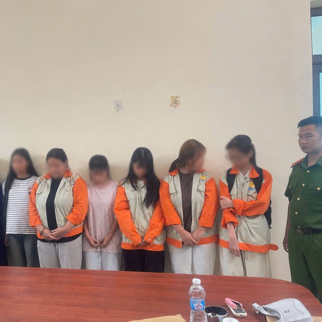 Phú Thọ: Nữ sinh lớp 10 nhập viện cấp cứu sau trận đòn hội đồng tại nhà vệ sinh - Ảnh 2. Phú Thọ: Nữ sinh lớp 10 nhập viện cấp cứu sau trận đòn hội đồng tại nhà vệ sinh - Ảnh 2.