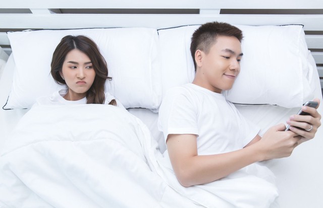 Vợ thức trắng chăm chồng sau tai nạn, anh vừa cầm lại điện thoại đã tiếp tục ngoại tình - Ảnh 2. Vợ thức trắng chăm chồng sau tai nạn, anh vừa cầm lại điện thoại đã tiếp tục ngoại tình - Ảnh 2.