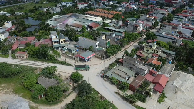 Lần theo 'v&ograve;i bạch tuộc' xe tải v&agrave; bến b&atilde;i ở Hưng Y&ecirc;n: Khi mỗi chuyến xe đi qua l&agrave; một lần người d&acirc;n h&iacute;t bụi - Ảnh 1.
