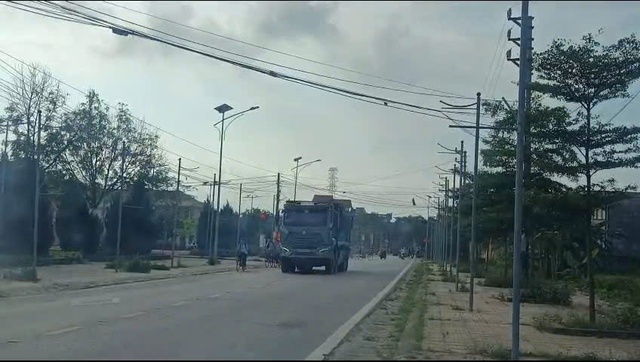 Lần theo 'v&ograve;i bạch tuộc' xe tải v&agrave; bến b&atilde;i ở Hưng Y&ecirc;n: Khi mỗi chuyến xe đi qua l&agrave; một lần người d&acirc;n h&iacute;t bụi - Ảnh 2.