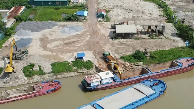 Tiếp vụ xe tải chạy rầm rập tr&ecirc;n tuyến đ&ecirc; s&ocirc;ng Luộc ở Hưng Y&ecirc;n: Theo dấu tải từ bến s&ocirc;ng đến c&ocirc;ng trường san lấp - Ảnh 4.