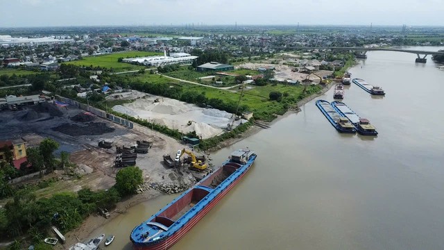 Tiếp vụ xe tải chạy rầm rập tr&ecirc;n tuyến đ&ecirc; s&ocirc;ng Luộc ở Hưng Y&ecirc;n: Theo dấu tải từ bến s&ocirc;ng đến c&ocirc;ng trường san lấp - Ảnh 3.