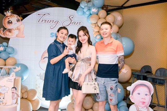 Nữ NSƯT Hoa thúy và mối quan hệ văn minh với vợ cũ Tùng Dương - Ảnh 2. Nữ NSƯT Hoa thúy và mối quan hệ văn minh với vợ cũ Tùng Dương - Ảnh 2.