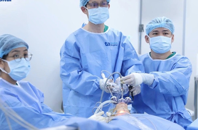 Ph&aacute;t hiện ung thư tuyến gi&aacute;p ở tuổi 33, c&ocirc; g&aacute;i may mắn v&igrave; l&agrave;m điều nhiều người Việt chủ quan - Ảnh 1.