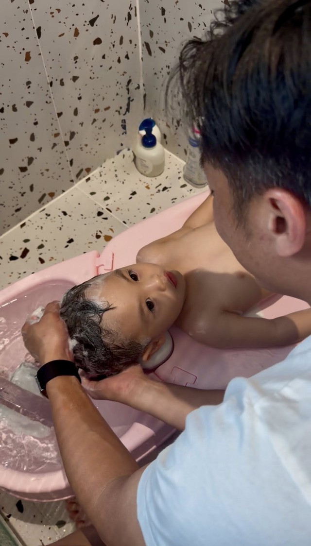 Cường Đ&ocirc; la t&igrave;nh tứ b&ecirc;n Đ&agrave;m Thu Trang, ở nh&agrave; phụ vợ chăm con rất kh&eacute;o - Ảnh 4.