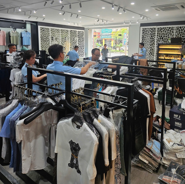 Hà Nội: Phát hiện Công ty TNHH Nhật Phương Linh công khai kinh doanh hàng ngàn sản phẩm thời trang có dấu hiệu giả mạo - Ảnh 2. Hà Nội: Phát hiện Công ty TNHH Nhật Phương Linh công khai kinh doanh hàng ngàn sản phẩm thời trang có dấu hiệu giả mạo - Ảnh 2.