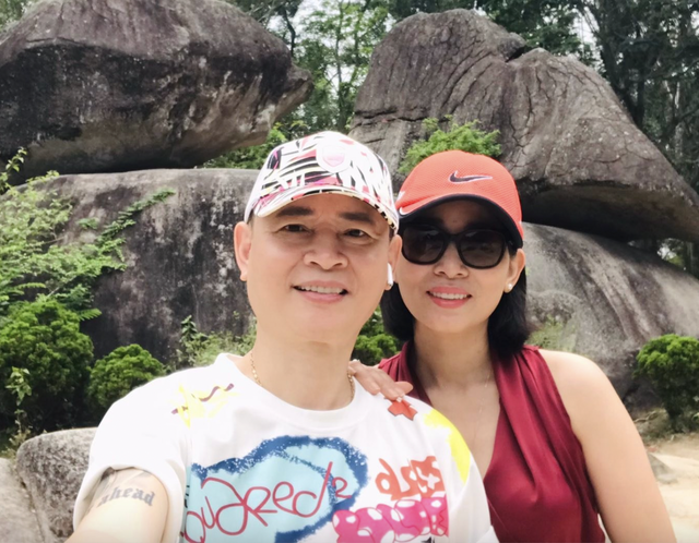 Nữ NSƯT Hoa thúy và mối quan hệ văn minh với vợ cũ Tùng Dương - Ảnh 4. Nữ NSƯT Hoa thúy và mối quan hệ văn minh với vợ cũ Tùng Dương - Ảnh 4.