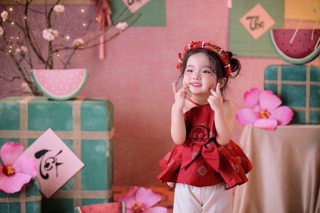 Lisa - con g&aacute;i &uacute;t Kh&aacute;nh Thi v&agrave; Phan Hiển đẹp như c&ocirc;ng ch&uacute;a , ' đ&aacute;nh bại AI ' 2026 - Ảnh 8.