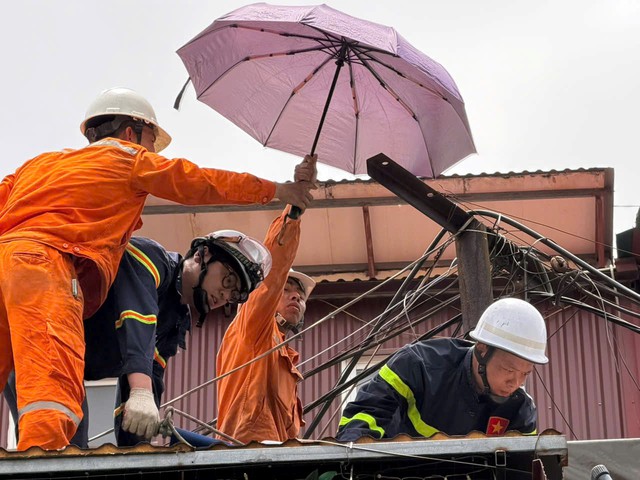 H&agrave; Nội: Giải cứu người đ&agrave;n &ocirc;ng nghi tai biến kẹt tr&ecirc;n m&aacute;i nh&agrave; Ph&ugrave;ng Hưng - Ảnh 1.