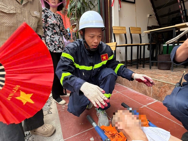 H&agrave; Nội: Giải cứu người đ&agrave;n &ocirc;ng nghi tai biến kẹt tr&ecirc;n m&aacute;i nh&agrave; Ph&ugrave;ng Hưng - Ảnh 2.